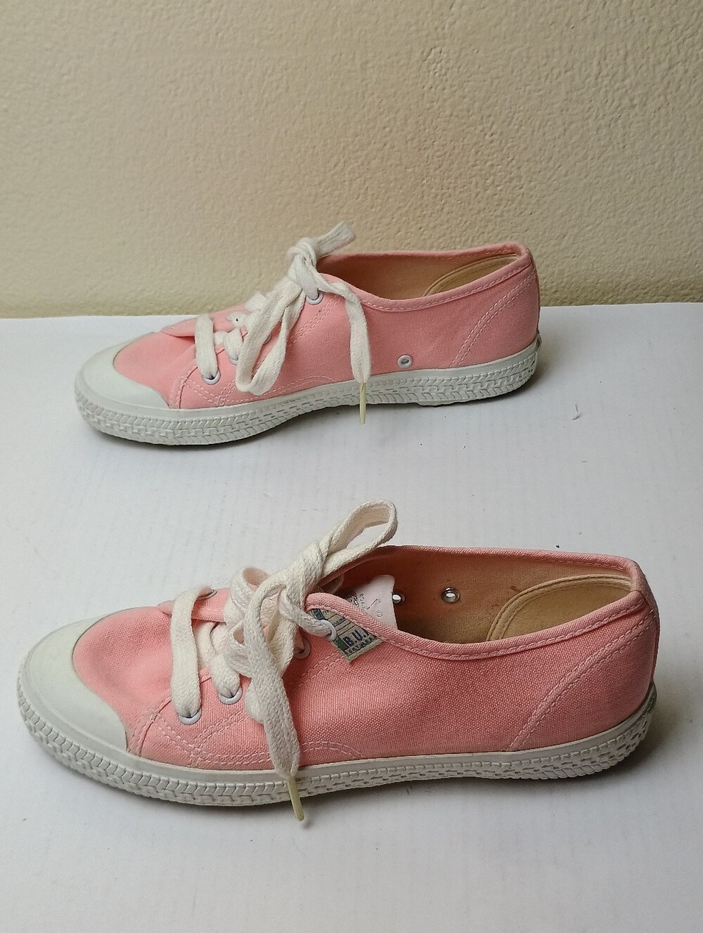 B.U.M Road Tested Vintage Size 7 Pink Low-Top Canvas Athletic Tennis - Lace-Up